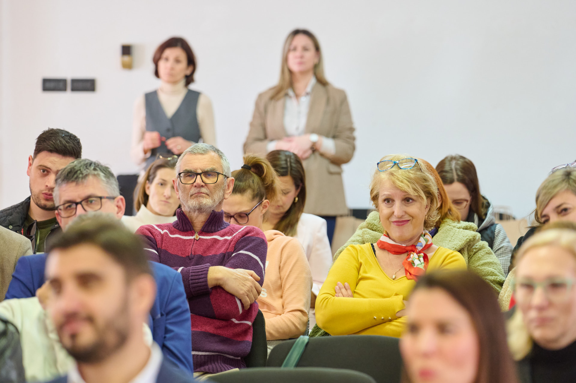 Publika prati predavanje na edukaciji Povratak korijenima