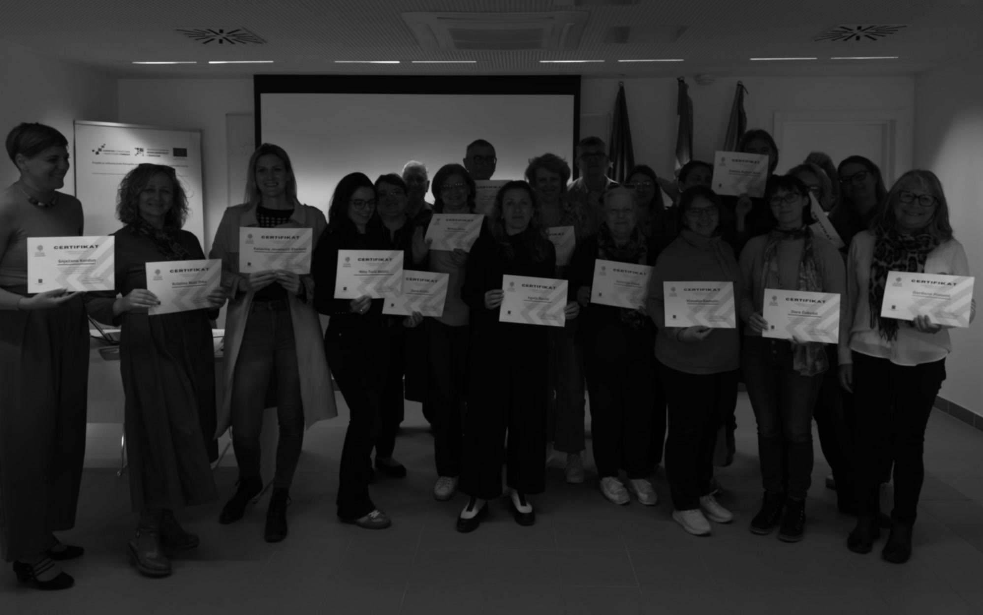 Polaznici s certifikatima na završetku edukacije Povratak korijenima