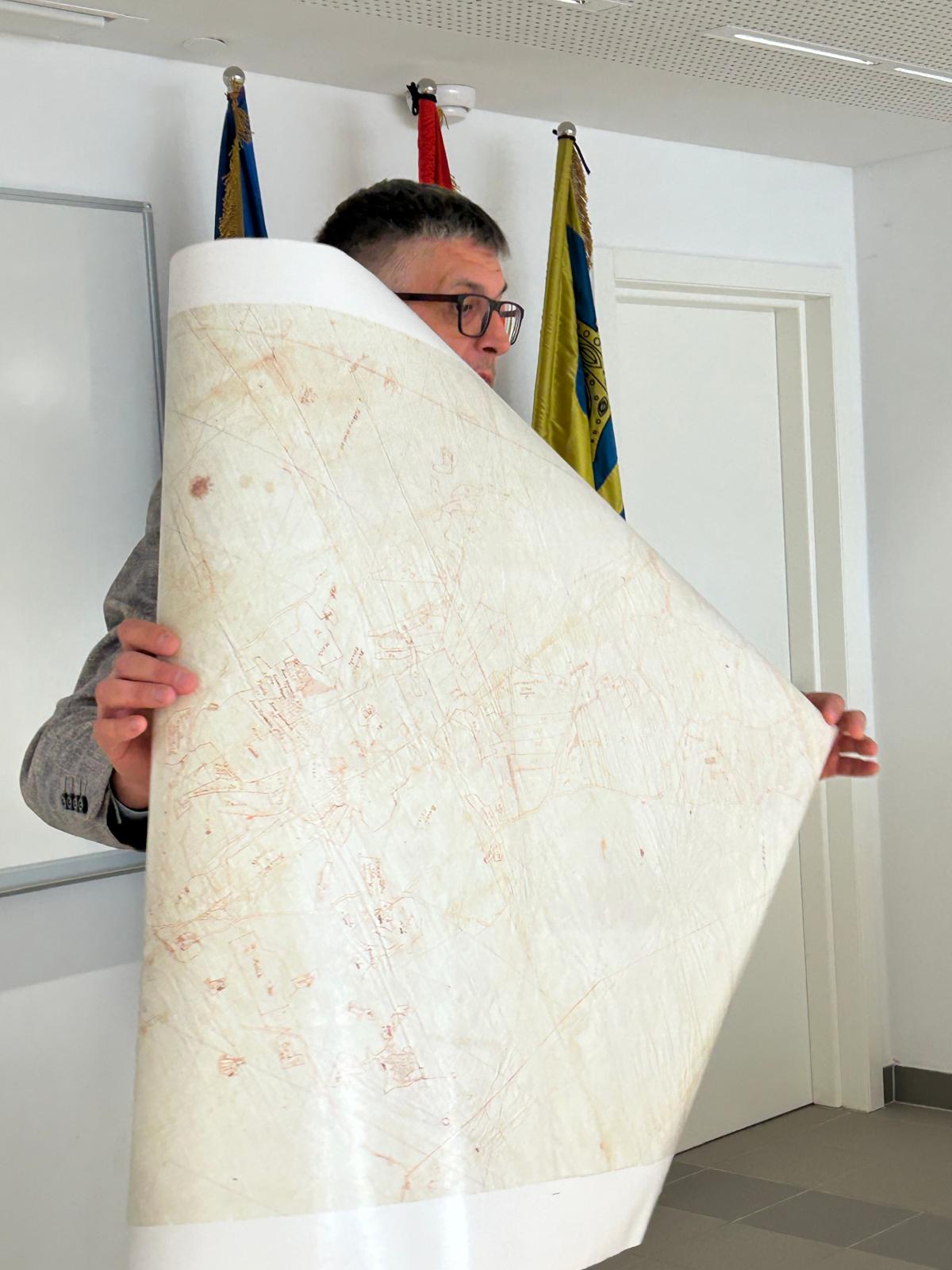 Izv. prof. dr. sc. Marko Rimac prikazuje povijesnu kartu