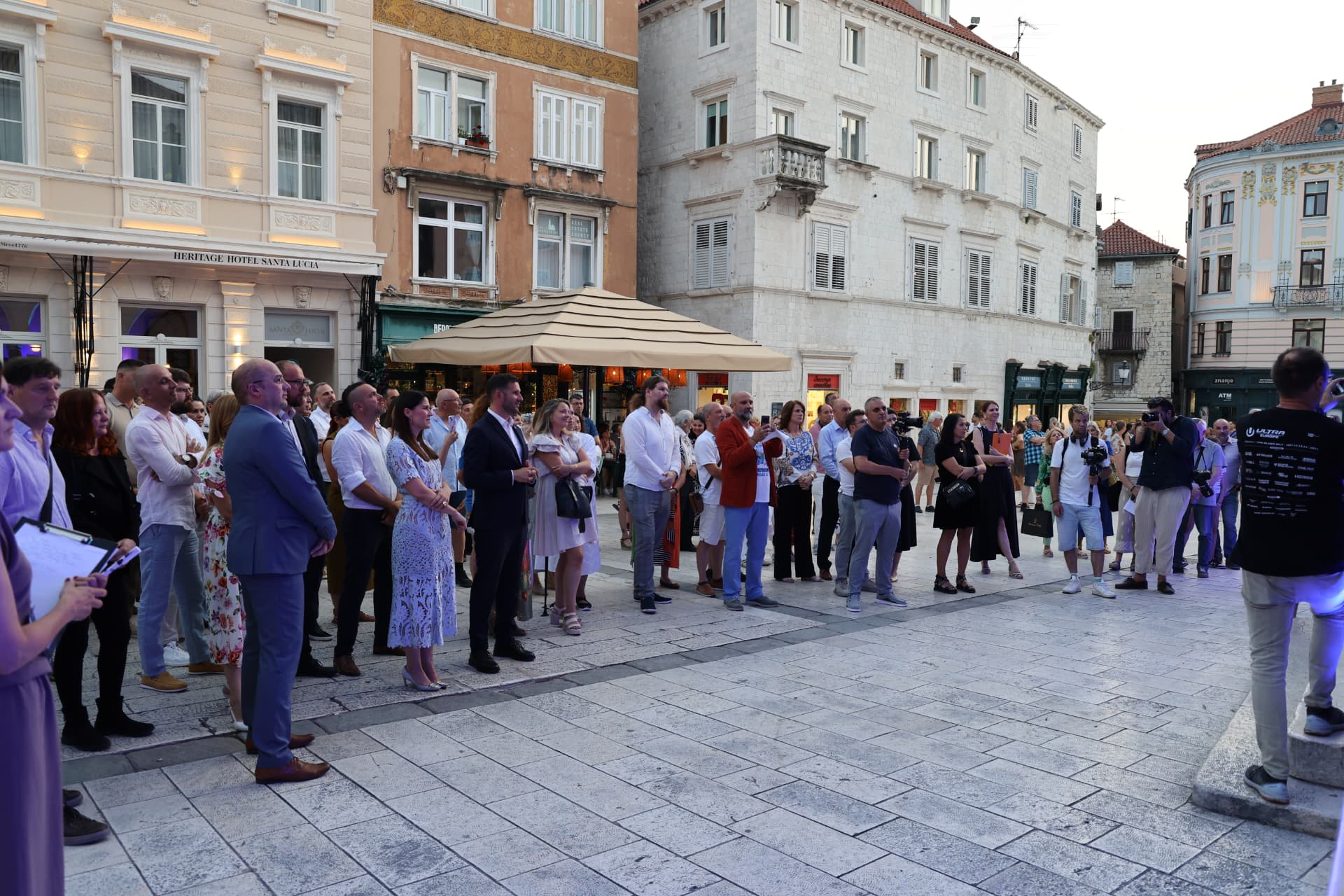 Publika na otvorenju izložbe Vrhovi dubina na splitskoj rivi