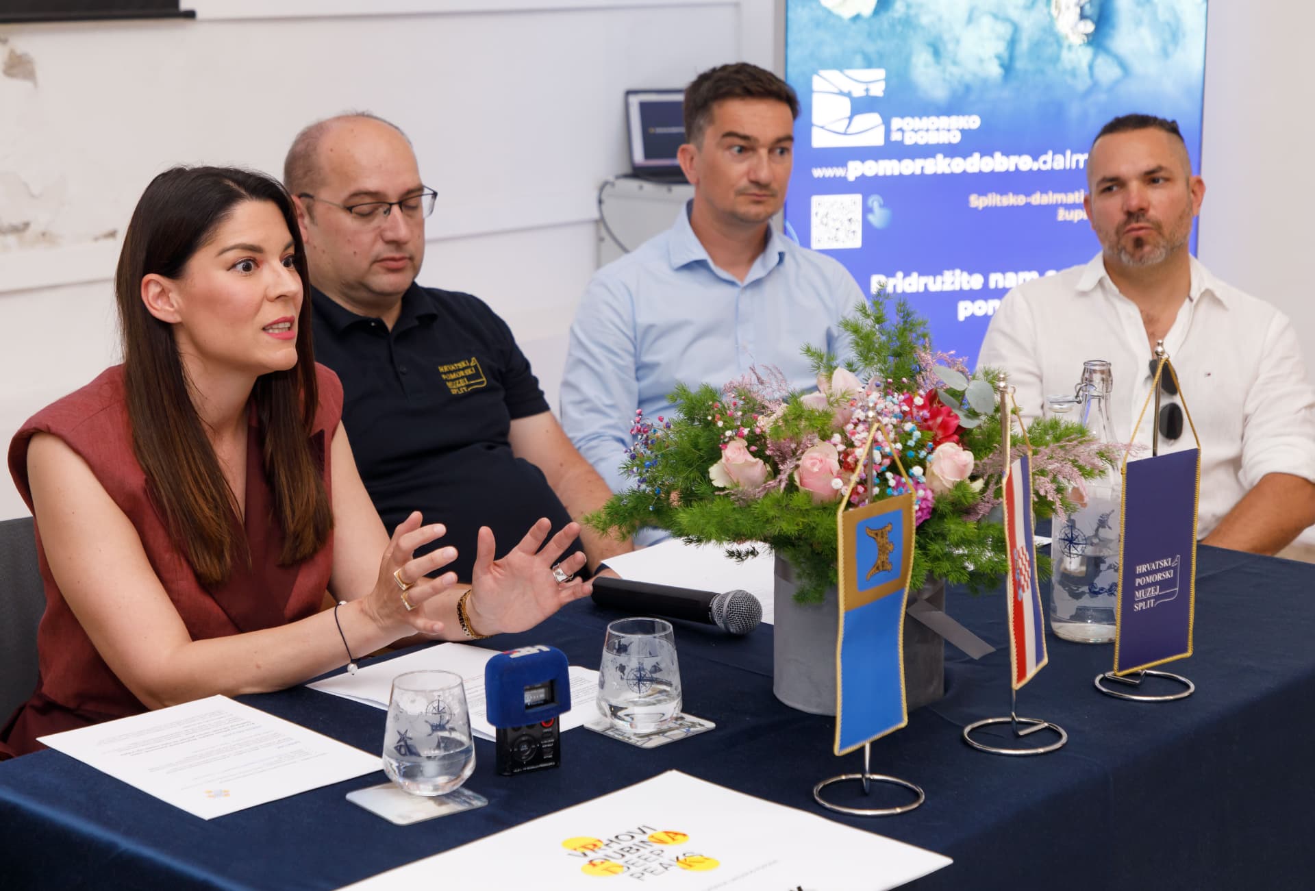 Govornica na konferenciji za novinare povodom izložbe Vrhovi dubina