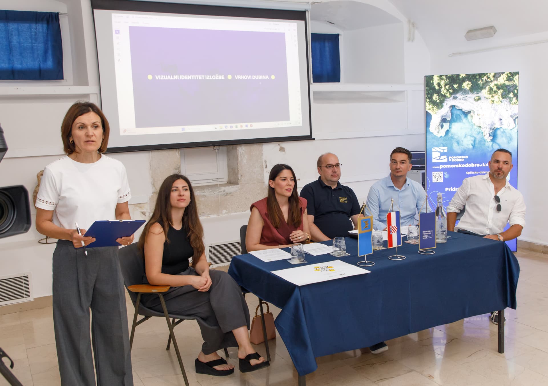 Predstavljanje vizualnog identiteta izložbe Vrhovi dubina na konferenciji za novinare